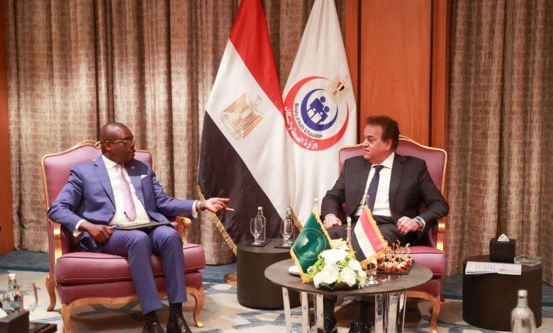 عبد الغفار مع المدير العام للمركز الأفريقي لمكافحة الأمراض والوقاية منها سبل التعاون المشترك 1 475873429 1139377488232670 7393391597552617299 n جريدة مؤسسة ايجي تايمز