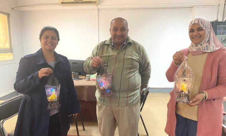 بالصور.. عميد كلية الحقوق بقنا يوزع فوانيس رمضان على الطلاب احتفالاً بحلول الشهر الكريم 1 480265460 9670722889639474 8330494109204339027 n جريدة مؤسسة ايجي تايمز