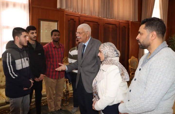 رئيس جامعة المنوفية يستقبل وفدًا من الطلاب الوافدين للاطمئنان على أحوال الطلاب وسير العملية التعليمية 1 480224248 2377561685970071 6873961131018048007 n جريدة مؤسسة ايجي تايمز