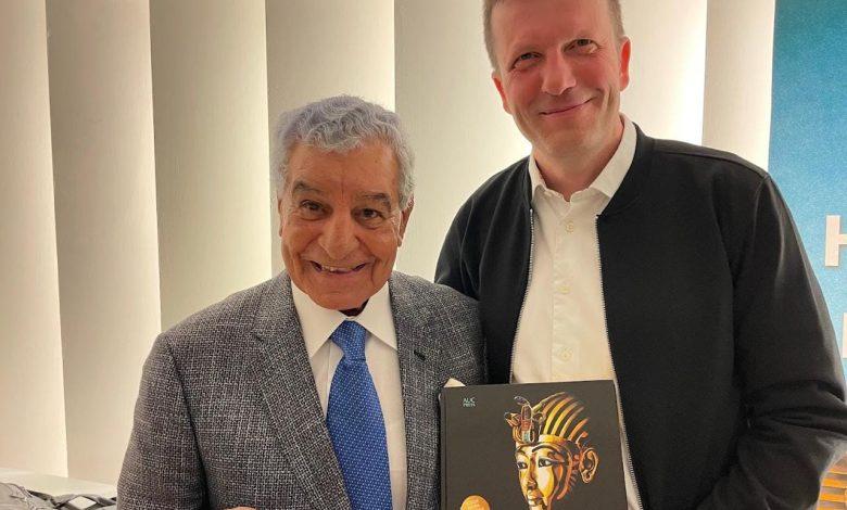 زاهي حواس يوقع كتاب توت "عنخ آمون من هوارد كارتر إلى المدينة الذهبية" بالتشيك 1 489567477 4039329839620996 642929897546048799 n جريدة مؤسسة ايجي تايمز