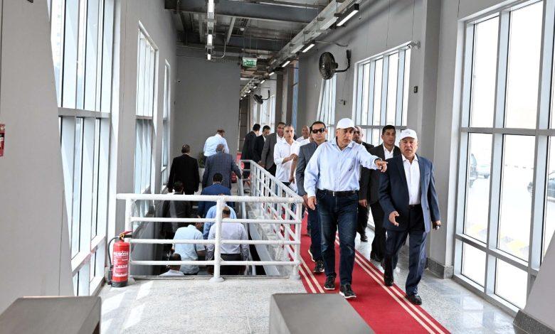 في أثناء جولته التفقدية بمشروع الأتوبيس الترددي BRT : رئيس الوزراء يستمع لشرح حول منظومة العمل الخاصة بالأتوبيس 1 498648745 1229808695856215 8373693297074759229 n جريدة مؤسسة ايجي تايمز