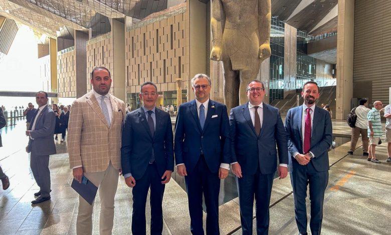 بالصور.. المتحف المصري الكبير يستقبل كبير مستشاري الرئيس الأمريكي للشؤون العربية والشرق الأوسط والمستشار رفيع المستوى للشؤون الإفريقية 1 499226730 1231417295695355 8487970800833715702 n جريدة مؤسسة ايجي تايمز