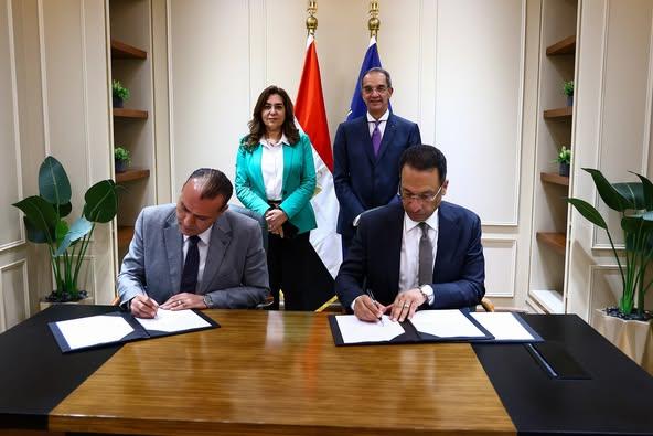 وزيرا الاتصالات وتكنولوجيا المعلومات والتنمية المحلية يشهدان توقيع اتفاق لتوفير الأجهزة التكنولوجية 1 501128157 1241271021376649 3272191369493499183 n جريدة مؤسسة ايجي تايمز