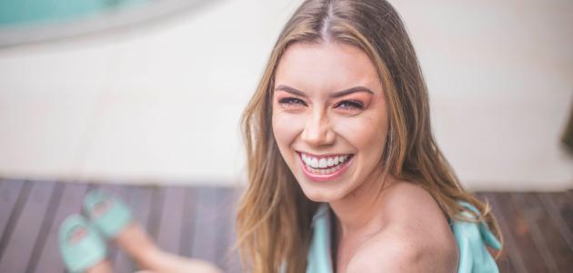 (فرحتي المؤجلّة) بقلم سناء منذر 1 كلمات عن الفرحة والسعادة جريدة مؤسسة ايجي تايمز