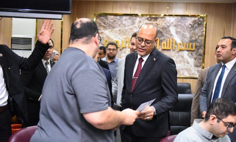 بالصور.. وزير العمل ومحافظ كفر الشيخ يسلّمان عقود عمل لذوي همم .. وشهادات لأوائل خريجي دورات تدريب مهني 1 510927714 1261030712734013 3456650762694639095 n جريدة مؤسسة ايجي تايمز