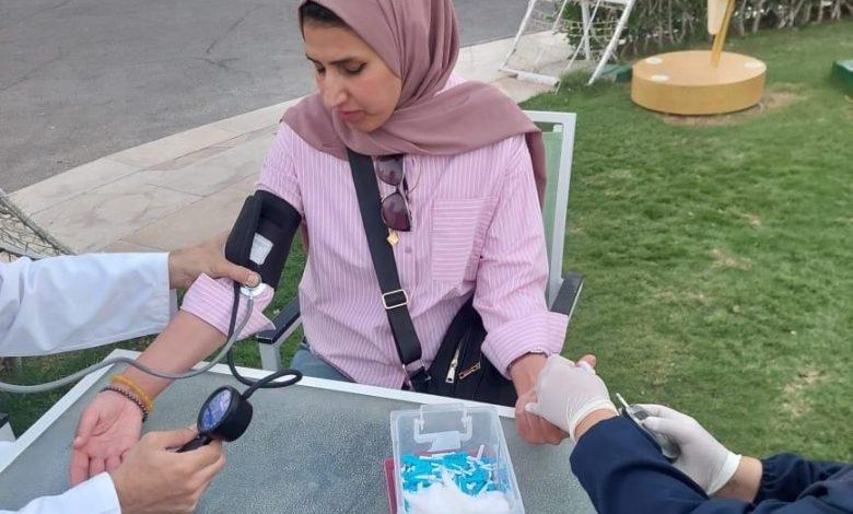 بالصور.. هيئة الرعاية الصحية تكثّف انتشار الفرق الطبية بالأماكن الساحلية والسياحية 1 708 جريدة مؤسسة ايجي تايمز