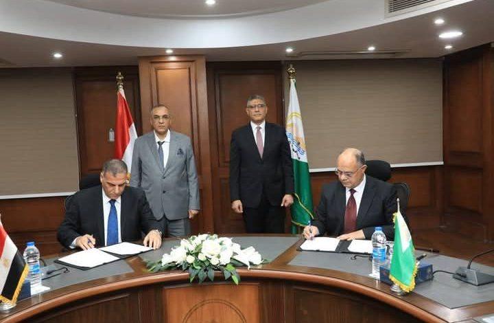 محافظ الجيزة يشهد توقيع بروتوكول تعاون مع الشركة المصرية لتوفير منافذ بيع لمبات الليد 1 520259646 4534026340157648 2943317942193833975 n جريدة مؤسسة ايجي تايمز
