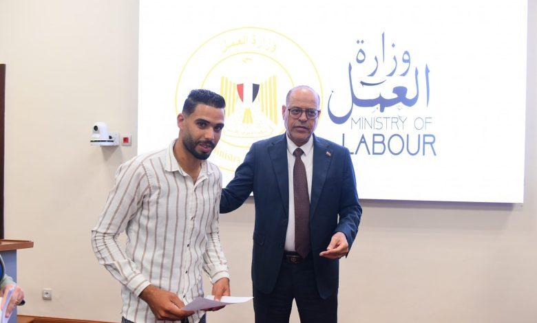 بالصور.. وزير العمل يُسلم عقود عمل للمتقدمين على فرص عمل في مجال الزراعة بالأردن 1 557451778 1359380776232339 3844128038102860444 n جريدة مؤسسة ايجي تايمز