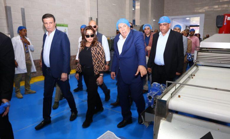 وزيرا التنمية المحلية والزراعة يتفقدان مشروع الإنتاج الحيواني ومجمع تمور الوادي الجديد 1 570281196 1380212737482476 1497752224960747447 n جريدة مؤسسة ايجي تايمز