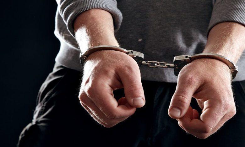 لاتهامه بتقاضي رشوة.. حبس مدير التنظيم بحي الموسكي 4 أيام 1 offender with his hands in handcuffs S6giVkUEFg 1 جريدة مؤسسة ايجي تايمز