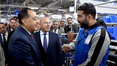 حوار لرئيس الوزراء مع أحد العاملين خلال افتتاح مصنع "ليوني مصر" العالمية لضفائر السيارات بمدينة بدر 3 596635264 2071671256965800 4969193230494842138 n جريدة مؤسسة ايجي تايمز