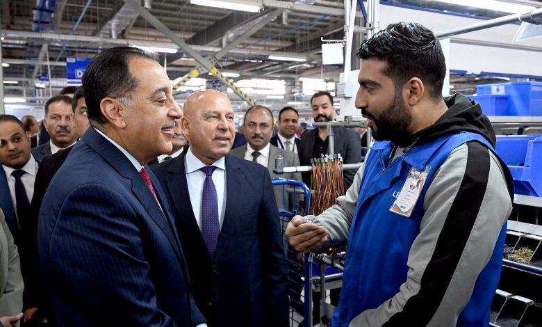 حوار لرئيس الوزراء مع أحد العاملين خلال افتتاح مصنع "ليوني مصر" العالمية لضفائر السيارات بمدينة بدر 1 596635264 2071671256965800 4969193230494842138 n جريدة مؤسسة ايجي تايمز