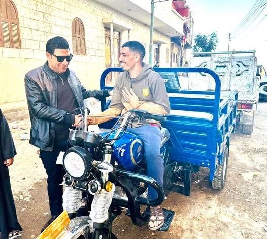 نائب محافظ سوهاج يزور الشاب نادر بمنزله ويهديه "تروسيكل" تحقيقاً لأمنيته 1 624672890 1374000114529471 4455593613158965552 n جريدة مؤسسة ايجي تايمز