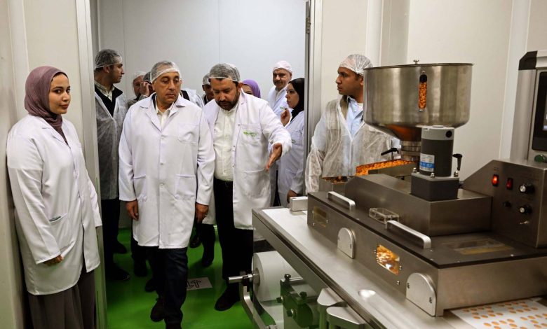 بالصور.. رئيس الوزراء يتفقد مصنع شركة "فارما زاد جروب" للمكملات الغذائية 1 659635939 1524590123044736 7922610466205752844 n جريدة مؤسسة ايجي تايمز
